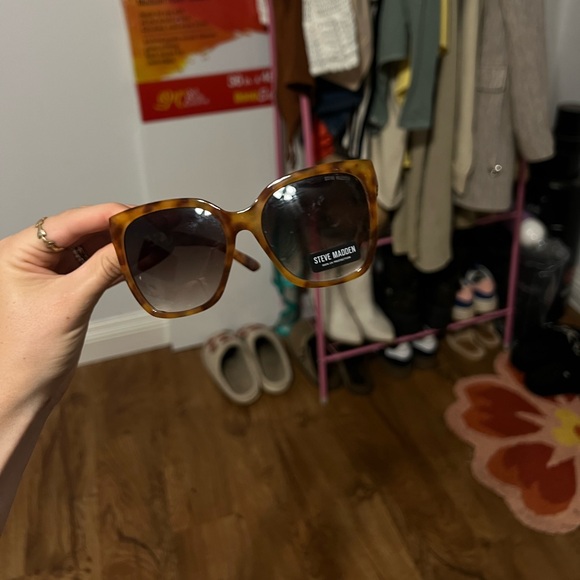 STEVE MADDEN sunglasses - Picture 2 of 11